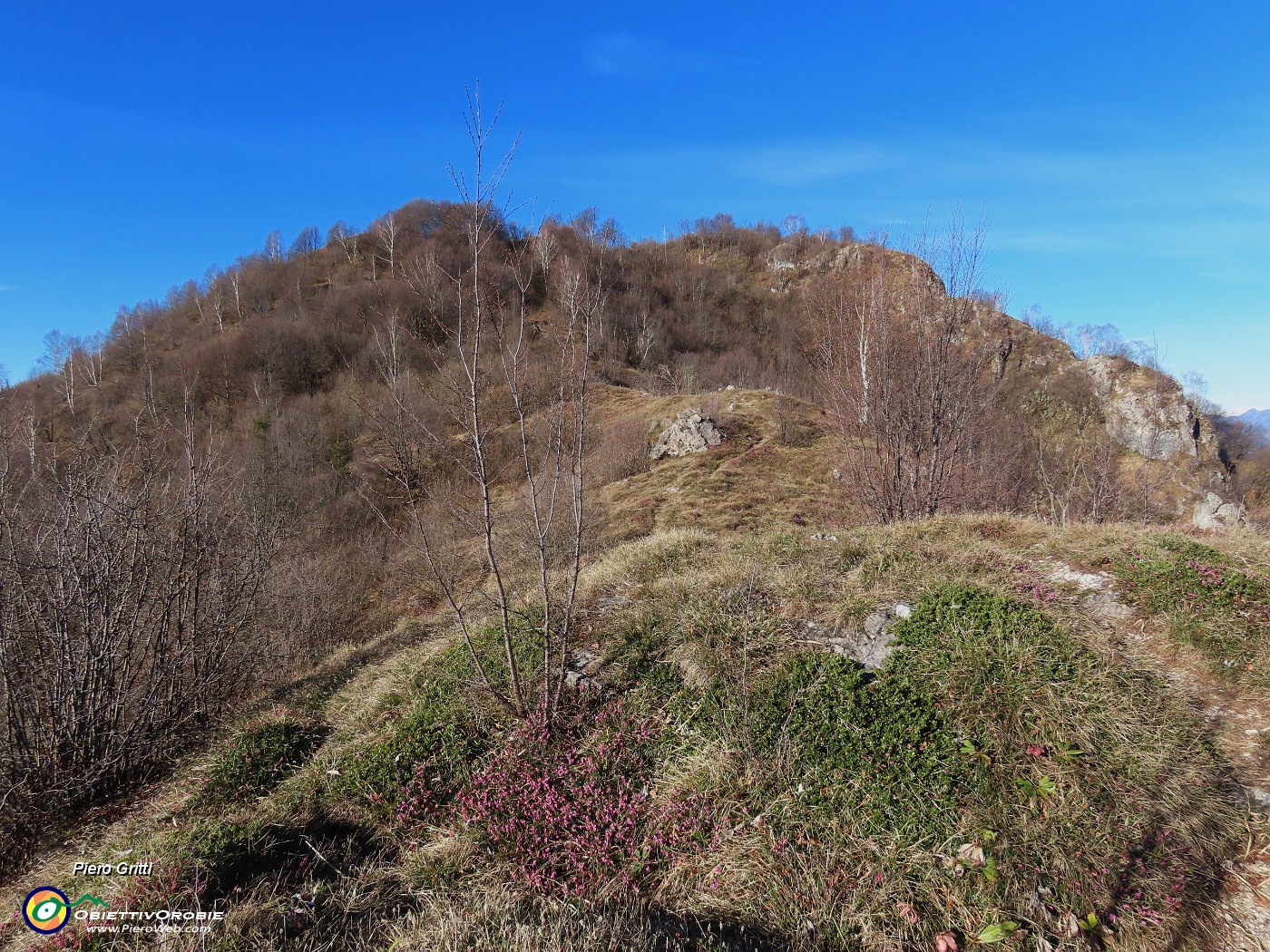 19 Salendo dai ripetitori alla cima della Corna Bianca .JPG
